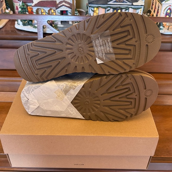 UGG Ultra Mini Chopd with Pink logo New size 9 - Picture 2 of 3